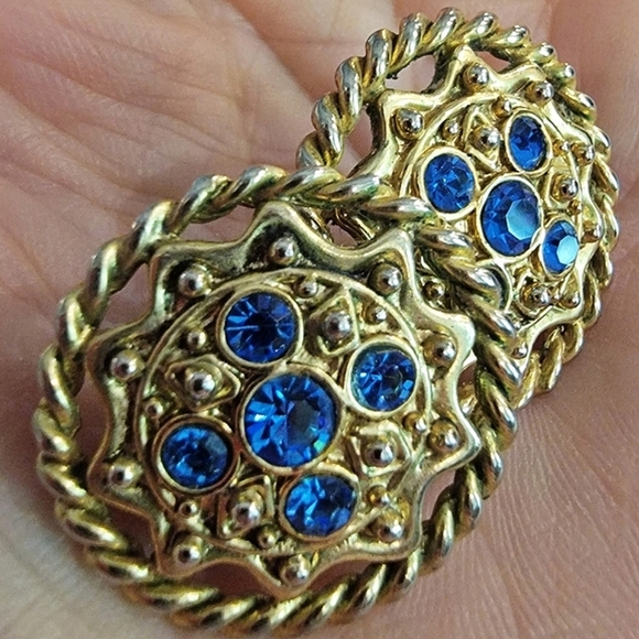 #Vintage 80's Round Gold Tone Sapphire Rhinestones Pierced Stud Earrings 1" diam - Picture 3 of 5